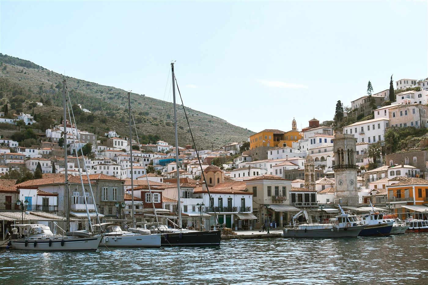 De haven van Hydra met traditionele stenen huizen